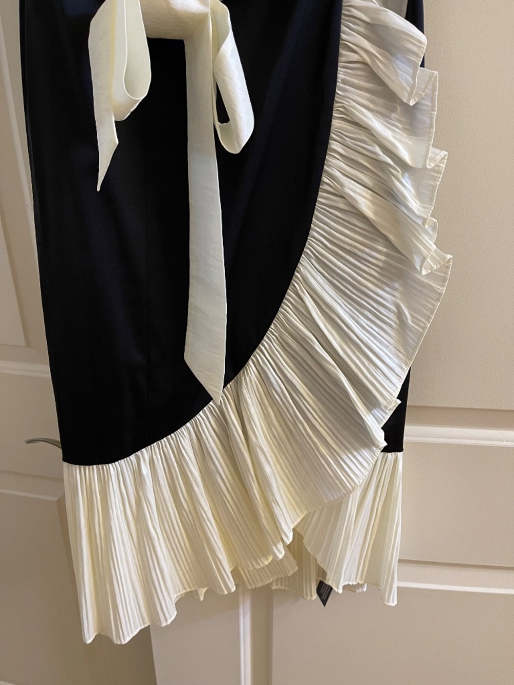 Star by Julien Macdonald black cocktail dress with cream frill, NWT, size US 4 - Picture 7 of 10